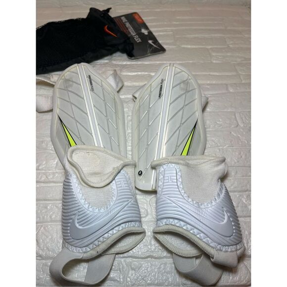 Nike Attack Stadium Shinguard - Picture 2 of 5